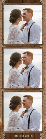 Modèle de mariage rustique dans une grange pour photobooth