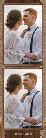 Modèle de mariage rustique dans une grange pour photobooth